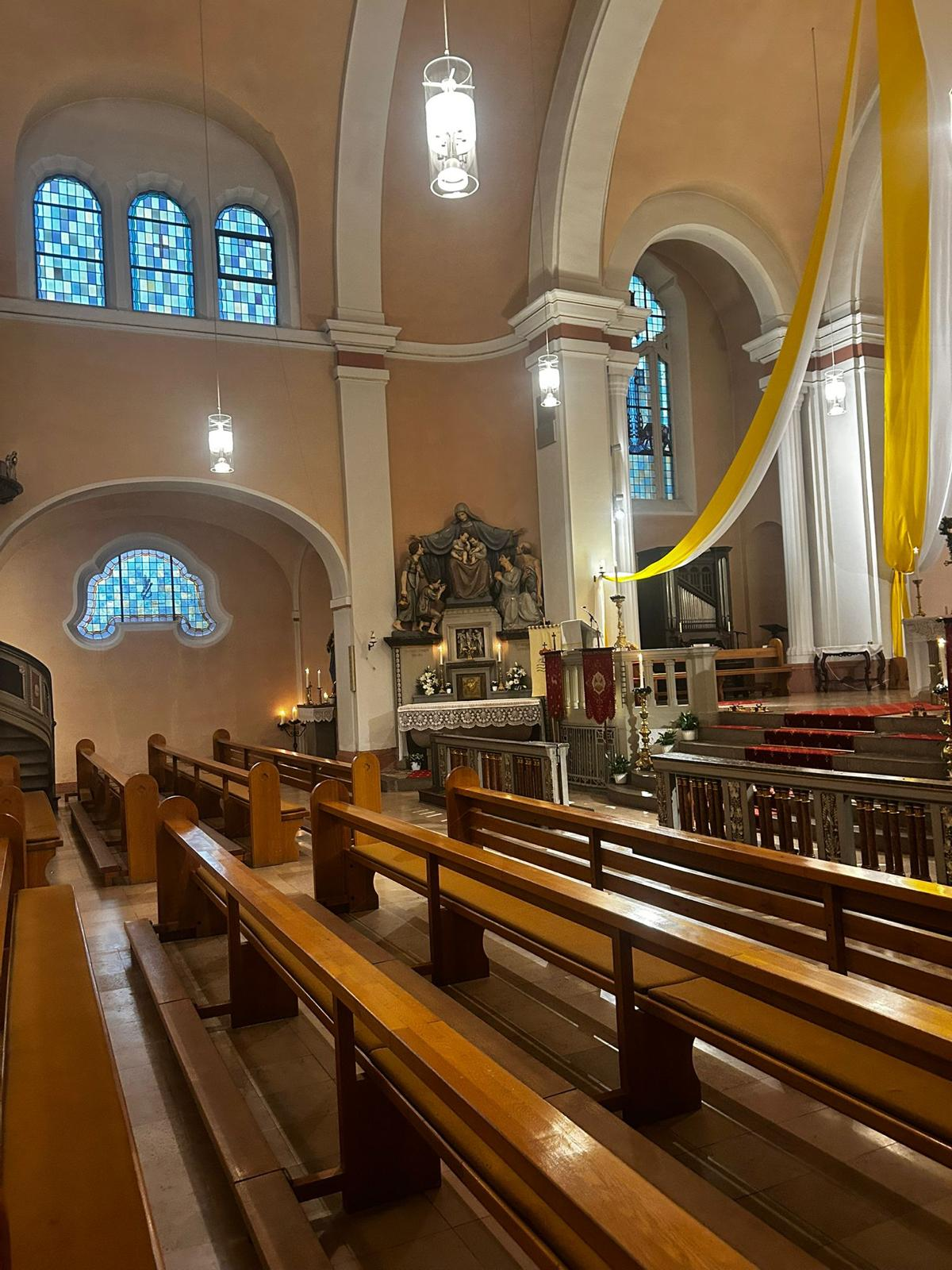 Marienaltar mit gelb-weißen Bannern zum Fest