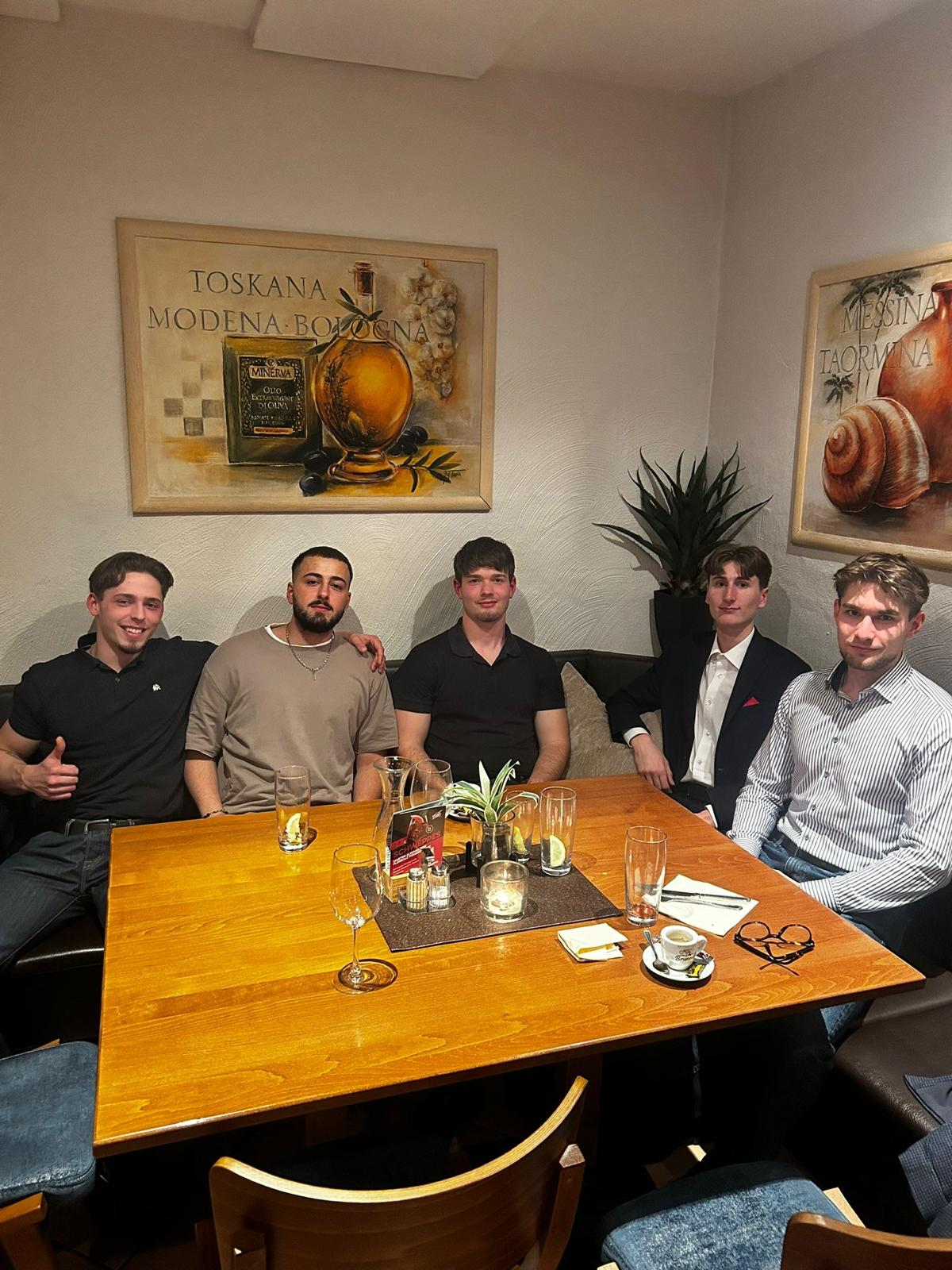 Junge Katholiken beim gemeinsamen Abendessen