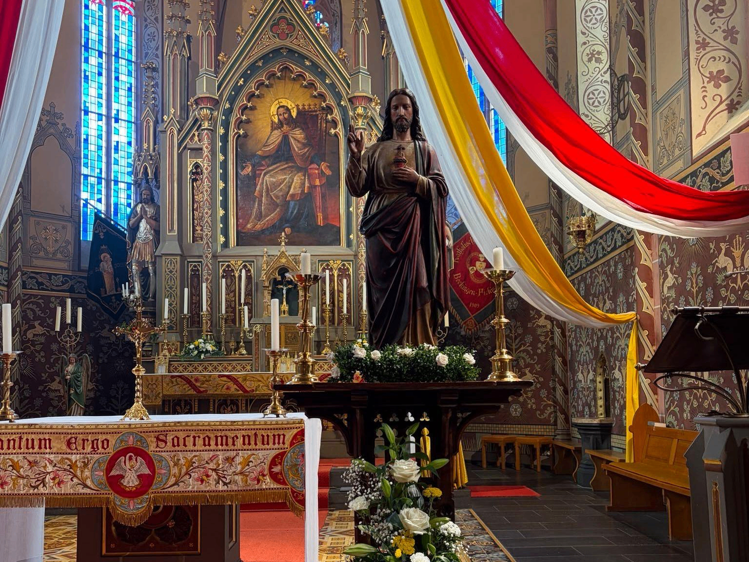 Herz-Jesu-Statue vor dem prunkvollen Altar mit goldenem Retabel