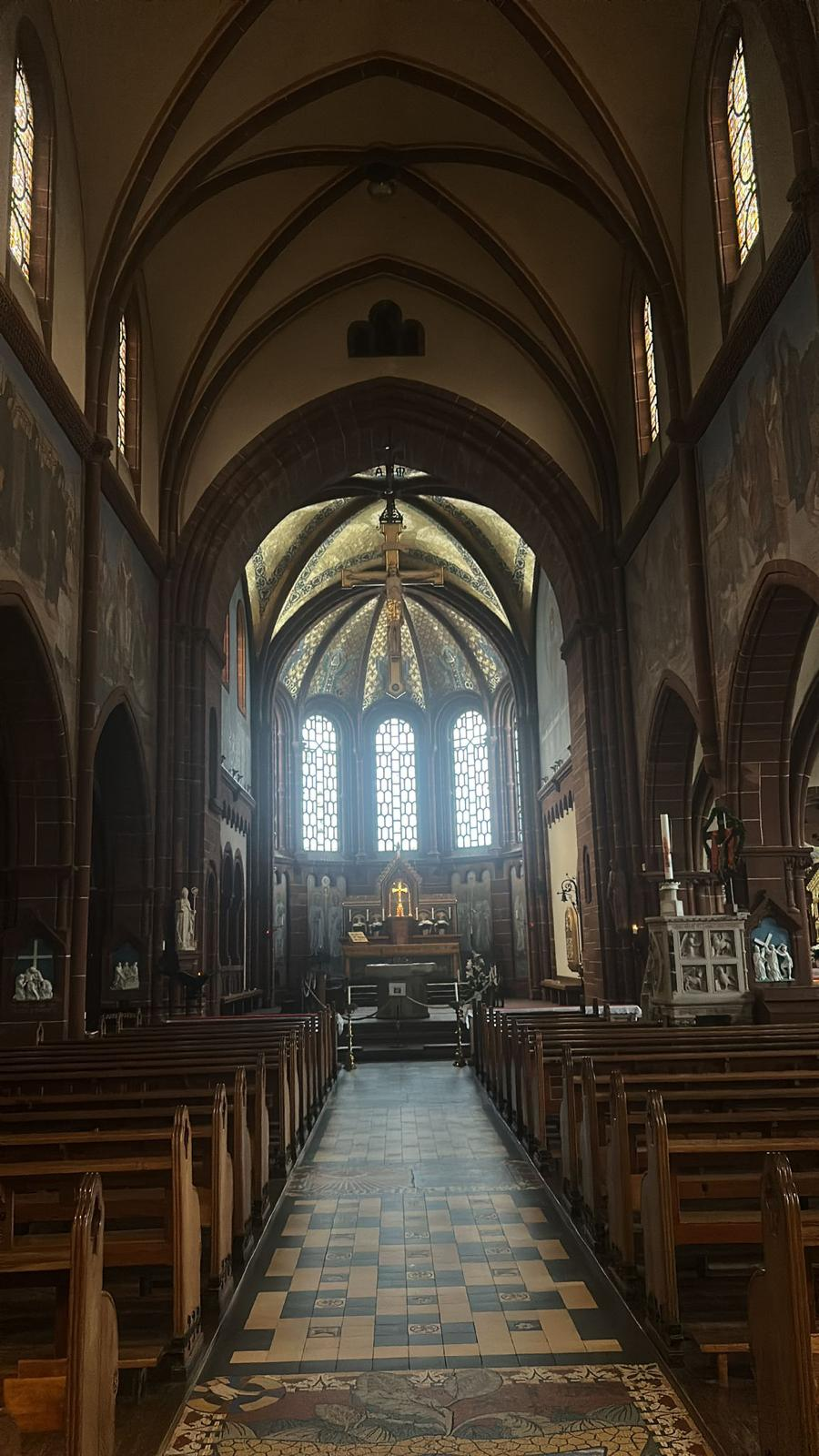 Gotisches Kirchenschiff mit Kreuz und Chorraum